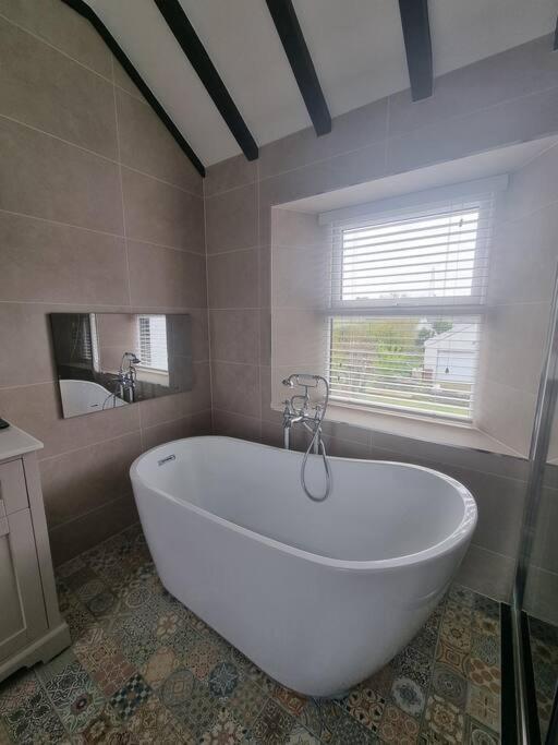 Luxurious Cottage With Hot Tub, Lake District Duddon ภายนอก รูปภาพ
